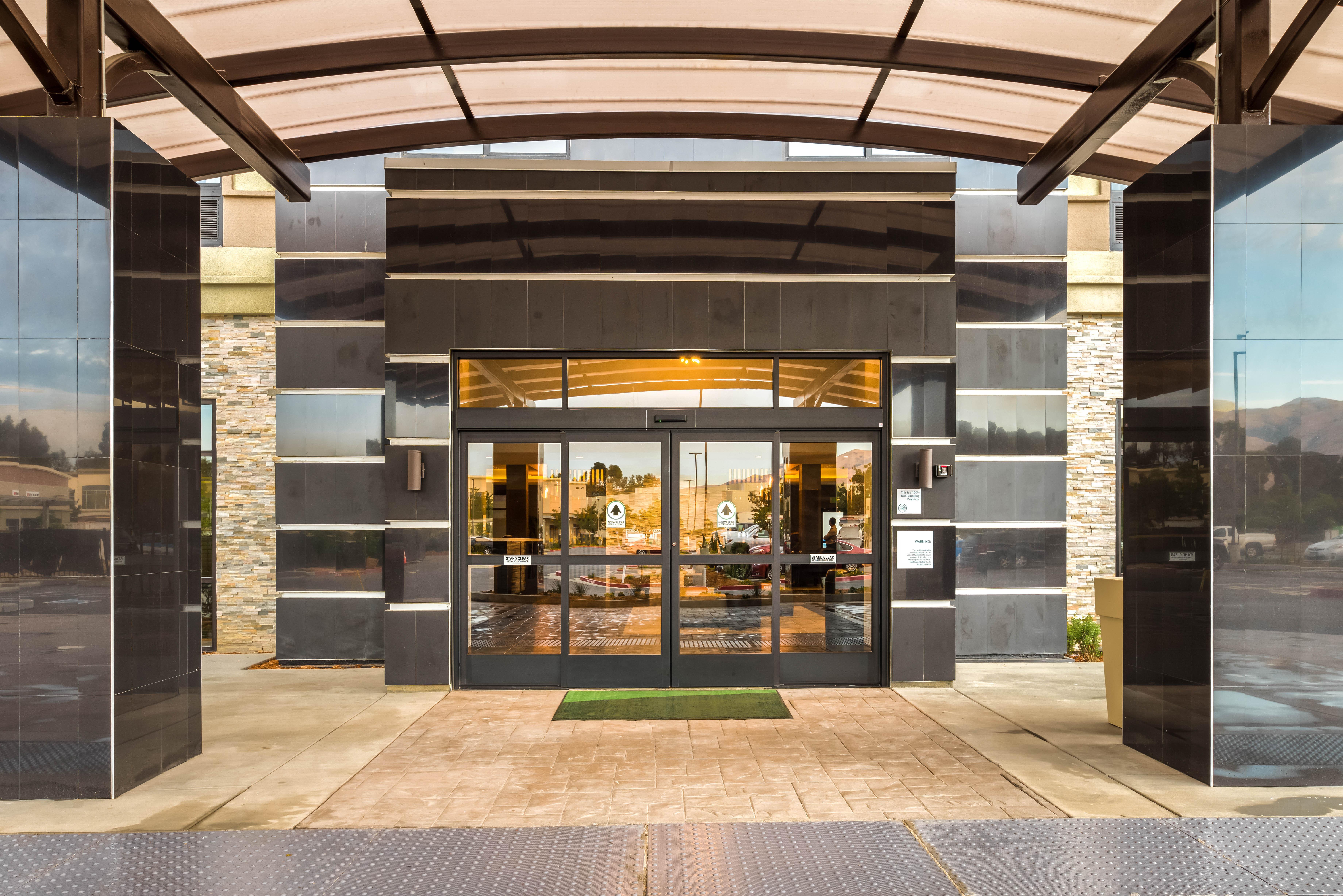 Holiday Inn Hotel & Suites Silicon Valley - Milpitas By Ihg Екстериор снимка